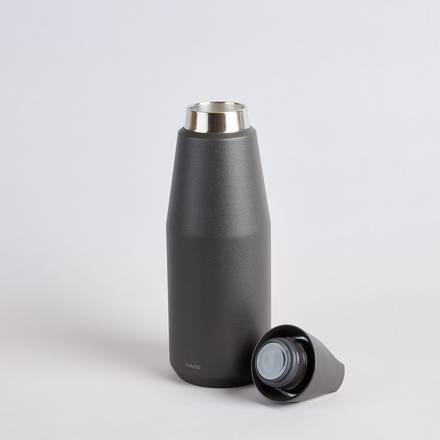 Schwarze Thermosflasche von Kinto Trail Tumbler 580ml